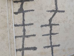 fissure facade en cours de reparation methode harpage matage enduit